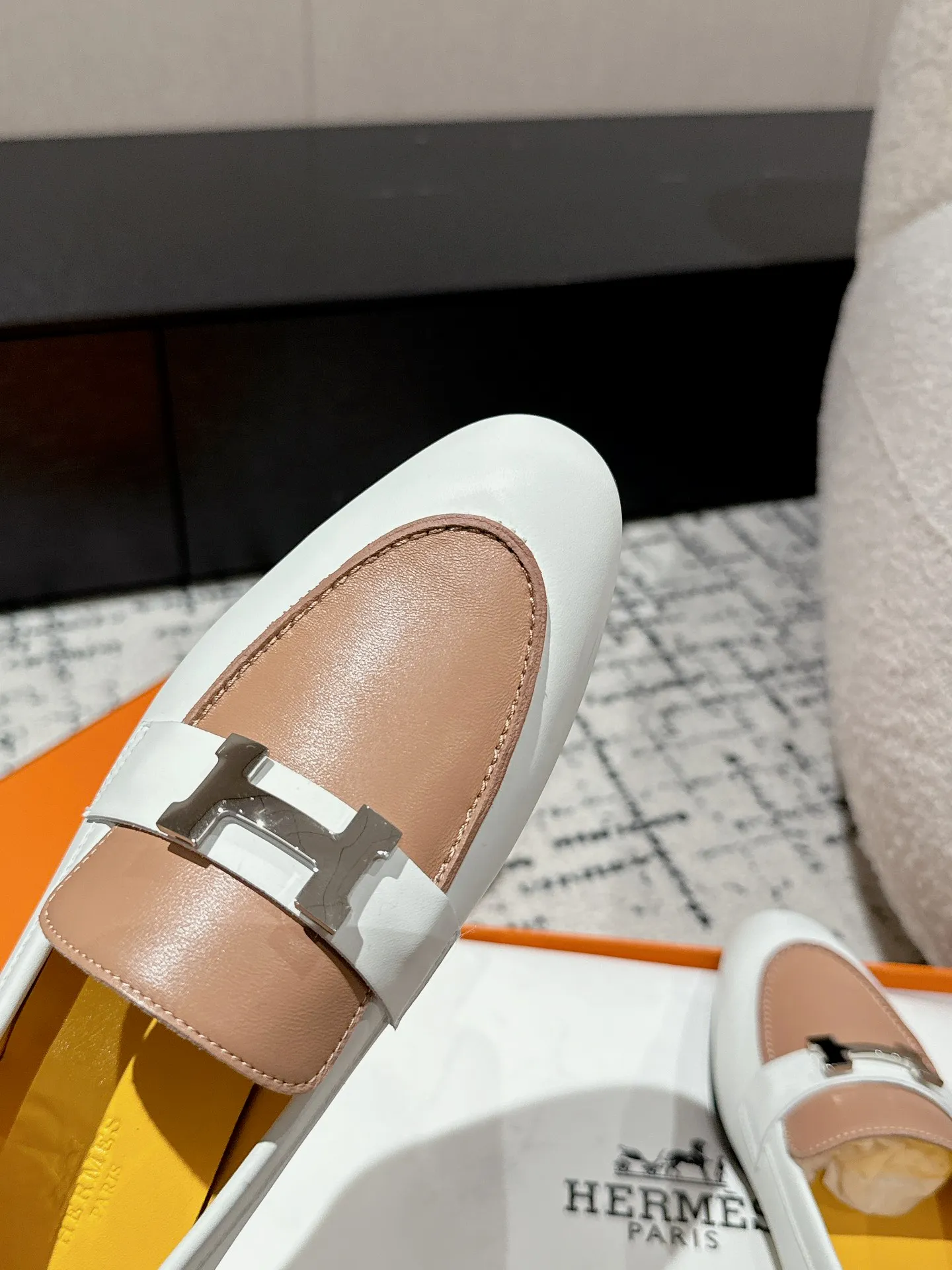 👟👟Ex-factory price 720👟👟 (top version) Hermes/25ss classic model is undoubtedly the leader in luxury goods. Every single product is very popular‼ ️Although the styles are few, they are more refined and more classic. They never go out of style. They are a brand that maintains and appreciates value. It is rare to have such a reputation in consumer goods sincerely! This pair of shoes is a classic style of this brand. It is decorated with metal buckles exclusive to Hermès. It is a classic that has become more and more beautiful over the course of history. We will bring out some goods from the channel in small quantities! The leather feels very, very soft and feels like baby skin! Feel the luxury! Supplies are huge! ✔️Material: imported sheepskin upper ✔️Inner lining/foot pads: imported sheepskin ✔️Outsole: genuine leather ➕tpu bottom ⚠️ ✔️Size: 35/36/37/38/39 (40/41/42 can be ordered)